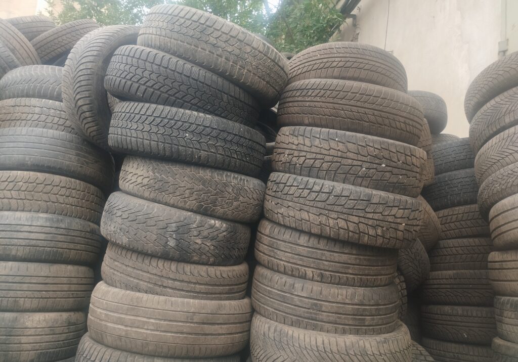 Zużyte opony przeznaczone do recyklingu w punkcie skupu odpadów