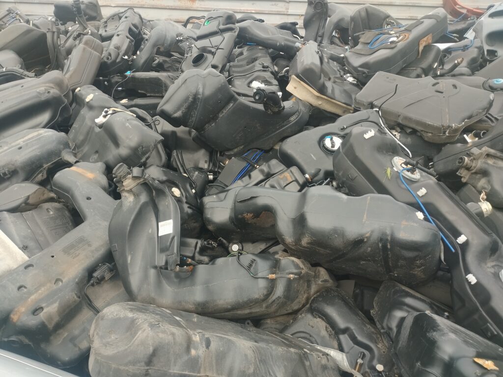 Puste plastikowe zbiorniki paliwa przygotowane do odbioru i recyklingu