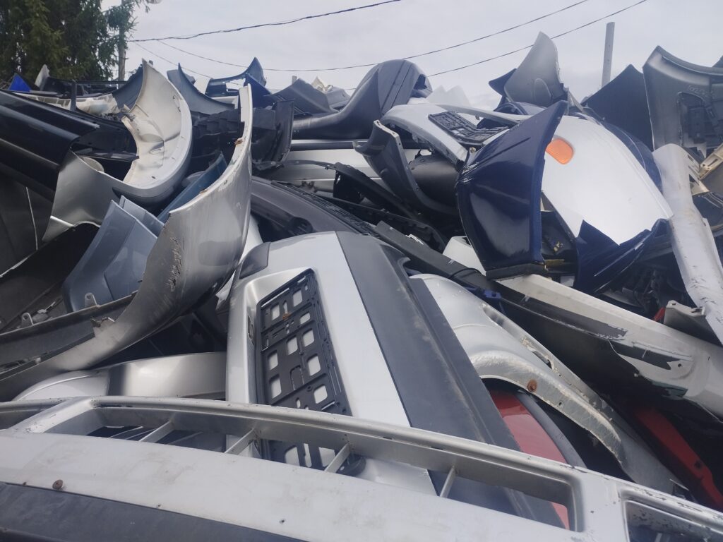 Zderzaki samochodowe przeznaczone do recyklingu w punkcie skupu odpadów